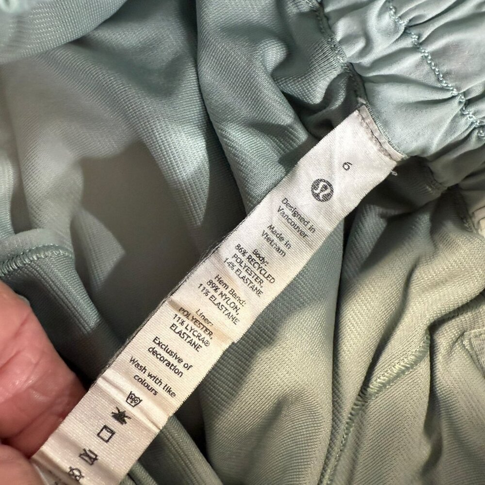 Lululemon LW7CBWR Tye-dye Shorts - Size 6 - Picture 2 of 9